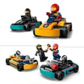 Pikkukuva 3 / 6: LEGO 60400 kaupunkiautot ja kilpa-ajurit, lelu kahdella kartingilla ja kahdella autonkuljettajan minihahmolla