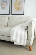 Miniatyrbillede 2 af 6: Blød Faux Pelsplaid 130x170 cm i Offwhite med Kattemotiv