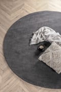 Miniatyrbillede 2 af 5: Aliora Mørkgrå Rund Tæppe 200 cm i Uld og Polyester