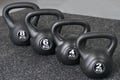 Miniatyrbillede 5 af 5: Kettlebell 4 kg - Plastik - til indendørs og udendørs brug - Sort