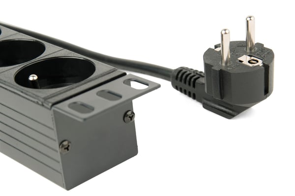 EnerGenie EG-PDU-014-F räkkiin asennettava virranjakoyksikkö (8 FR-pistorasiaa, 1U, 16A, Schuko-pistoke, 3m, musta)