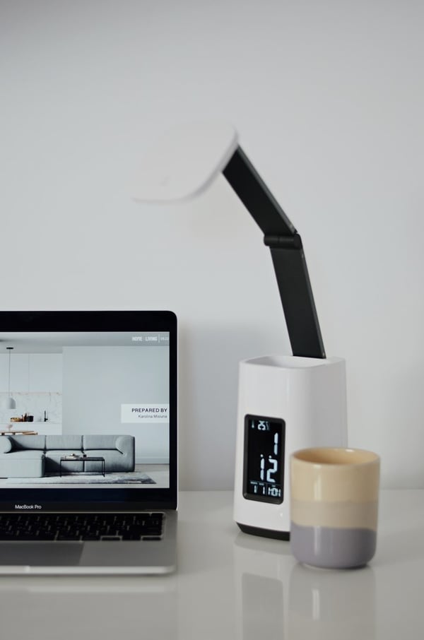 Activejet AJE-TECHNIC LED-skrivebordslampe med display, hvid