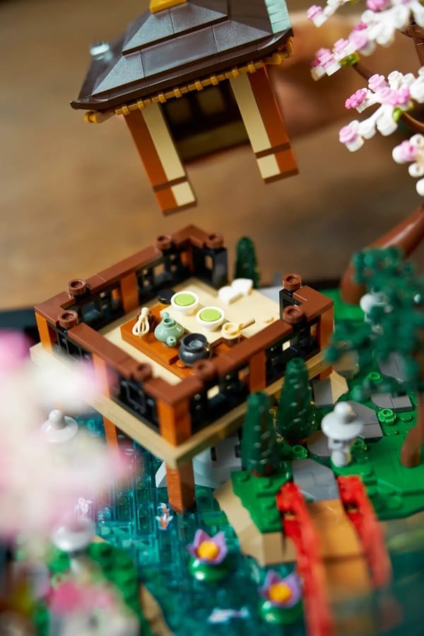 LEGO Icons 10315 Rauhaisa puutarha
