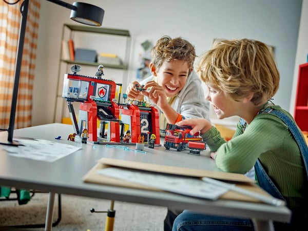 LEGO CITY 60414 BRANDSTATION MED BRANDBIL