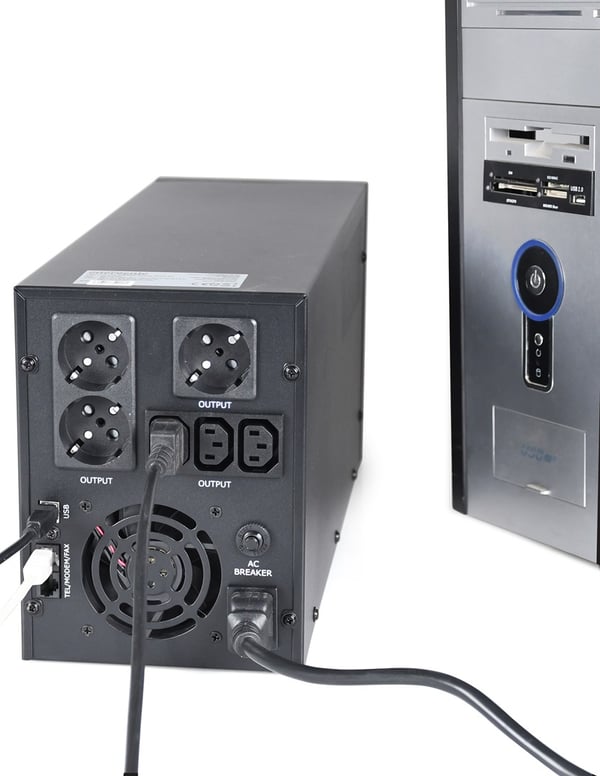 Gembird EG-UPS-036 keskeytymätön virtalähde (UPS) Line-Interactive 3 kVA 1800 W 6 AC-pistorasiaa