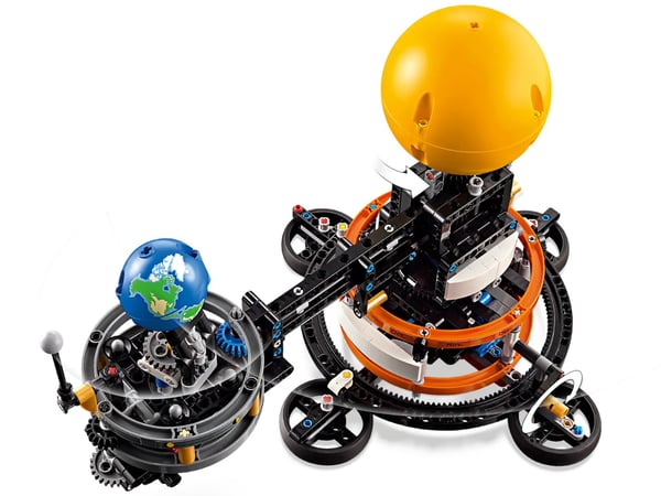 LEGO TECHNIC 42179 Planeten Jorden och Månen i Omloppsbana