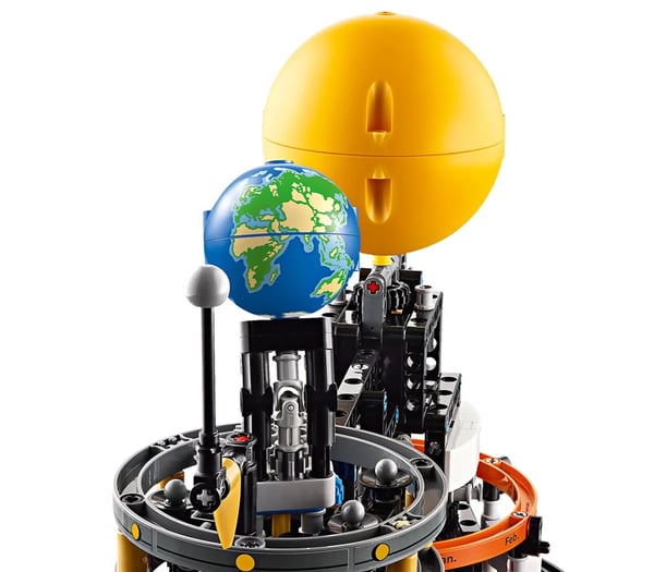 LEGO TECHNIC 42179 Planeten Jorden och Månen i Omloppsbana