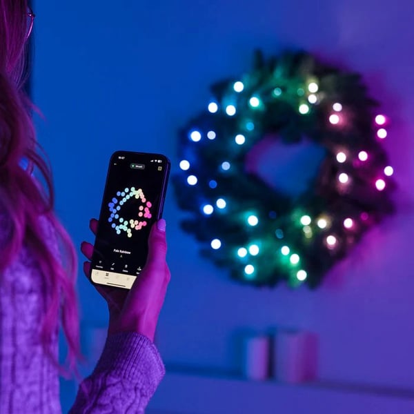 Twinkly-esivalaistu kranssi – 50 RGB-LEDiä. Regal 24" vihreä johto. C-tyypin pistoke.