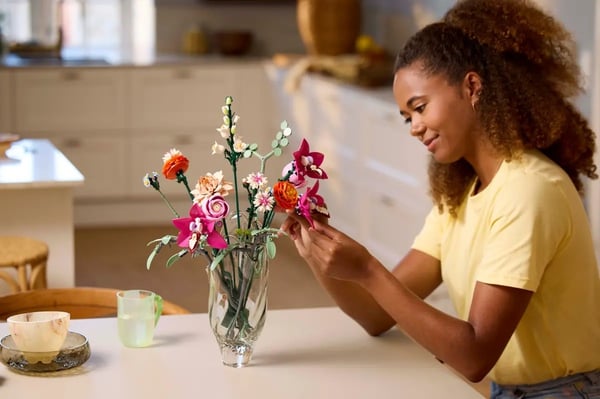 LEGO BOTANICALS 10342 Kaunis vaaleanpunaisten kukkien kimppu