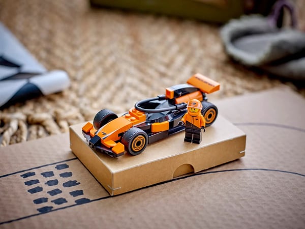 LEGO CITY 60442 F1-förare med McLaren-racerbil