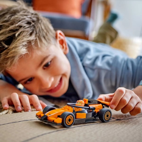 LEGO CITY 60442 F1-förare med McLaren-racerbil