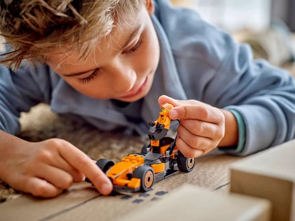 LEGO CITY 60442 F1-förare med McLaren-racerbil