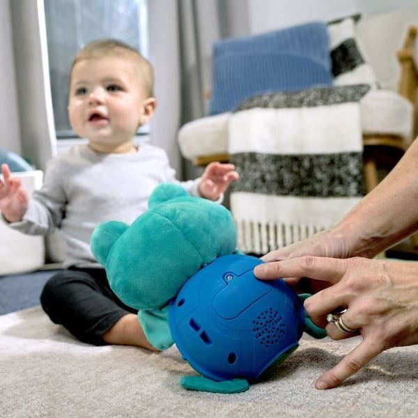 BABY EINSTEIN NEPTUN skildpadden plyslegetøj til musikalsk opvågning. Interaktiv. Flersproget. 6 instrumentlyde. Lærende farver.