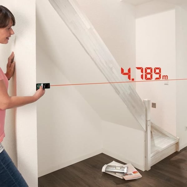 Bosch UniversalDistance 40 C -laseretäisyysmittari (tarkka etäisyyksien mittaus jopa 40 metriin asti). Bluetooth-yhteys. Toiminnot