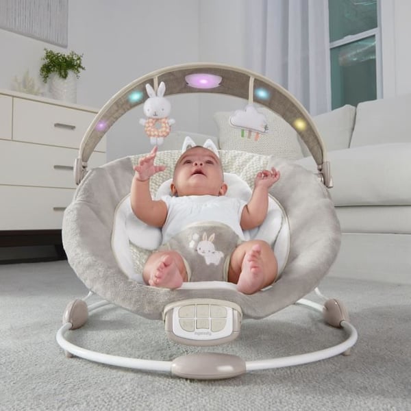 INGENUITY Little Rabbit Comfort Bouncer. Valaiseva leikkikaari. Irrotettava pienennystyyny.