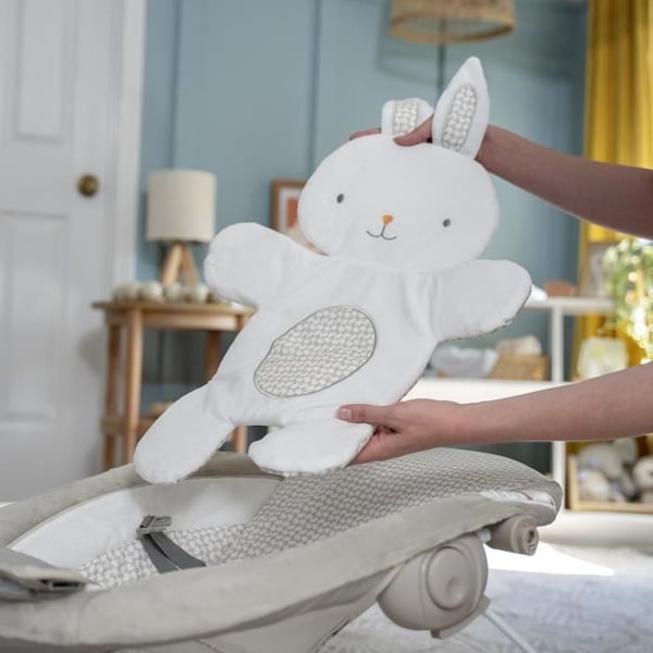 INGENUITY Little Rabbit Comfort Bouncer. Valaiseva leikkikaari. Irrotettava pienennystyyny.