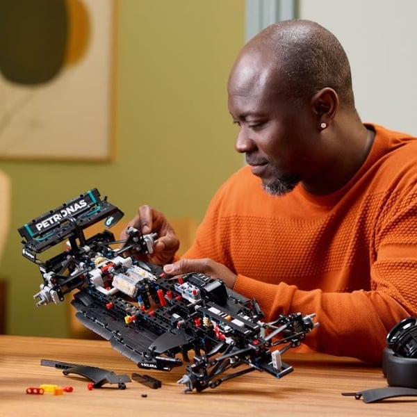 LEGO Technic 42171 Mercedes-AMG F1 W14 E Performance. Replika. Skrivebordsdekoration