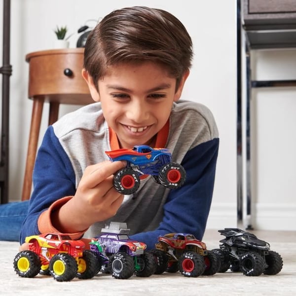 5 KPL PAKKAUS PAINEVALETTUJA 1:64 DC COMICS Monster Jam -AJONEUVOJA