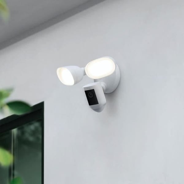 RING Spotlight Pro -valvontakamera pistorasiaan kytkettävällä liitännällä - musta - EU