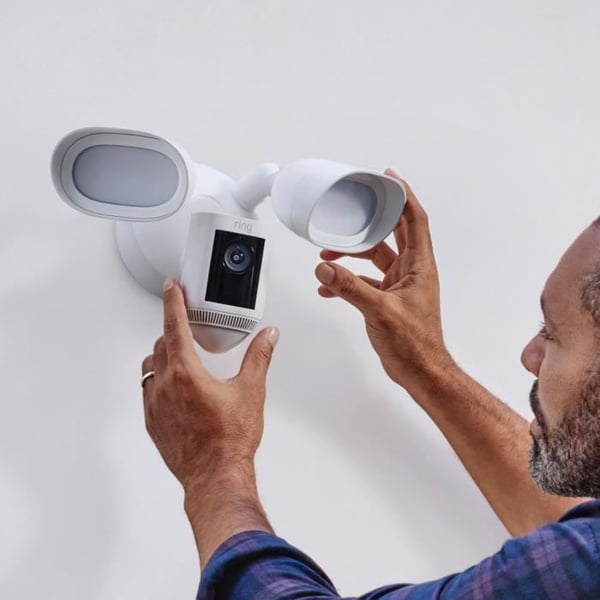 RING Spotlight Pro -valvontakamera pistorasiaan kytkettävällä liitännällä - musta - EU