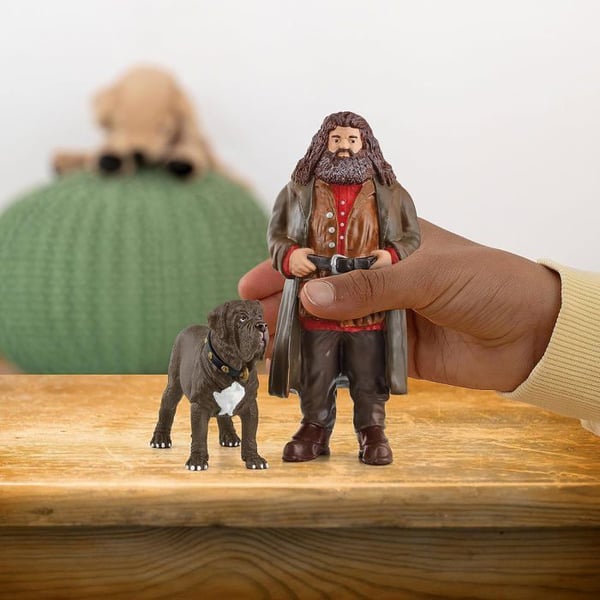 Hagrid och Fang. Figur från Harry Potter-universumet. För barn från 6 år. 8 x 11,5 x 13 cm - Schleich 42638 Trollkarlsvärlden