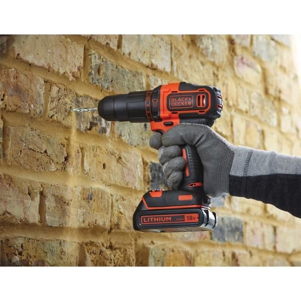 BLACK+DECKER 18 V:n akkuiskuporakone BDC718AS2F-QW 80 tarvikkeella. 2 akkua. 1 metallikotelo.