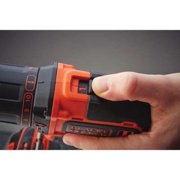 BLACK+DECKER 18 V:n akkuiskuporakone BDC718AS2F-QW 80 tarvikkeella. 2 akkua. 1 metallikotelo.