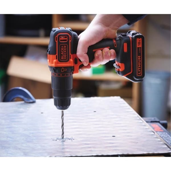 BLACK+DECKER 18 V:n akkuiskuporakone BDC718AS2F-QW 80 tarvikkeella. 2 akkua. 1 metallikotelo.