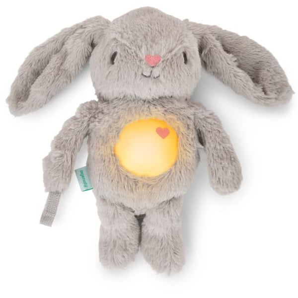 INGENUITY Baby Natlampe. Kanindyne. Sylvie Plys. Reagerer på babyens gråd. Musikalsk. Lysende. Hvid støj. Og sutteklips. INGENUITY Baby Natlampe. Kanindyne. Sylvie Plys. Reagerer på babyens gråd. Musikalsk. Lysende. Hvid støj. Og sutteklips.