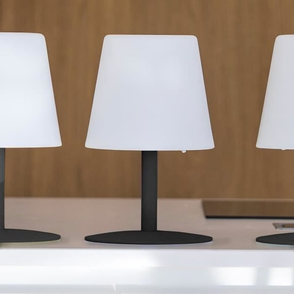 Mini Rock sladdlösa LED-bordslampstativ - Lumisky - H 25 cm - Grå och vit