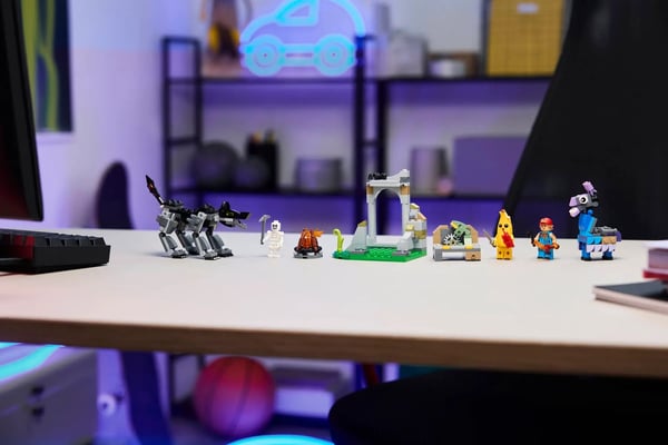 LEGO FORTNITE 77075 Peely & Sparkpluggs Läger