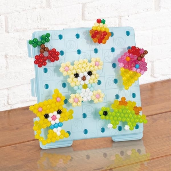 Aquabeads-aloituspakkaus 900 erimuotoista ja -väristä helmeä. Helmet, jotka tarttuvat veteen. 4-vuotiaasta alkaen.