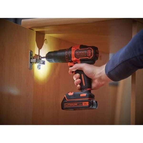 BLACK+DECKER 18 V:n akkuporakone - BDCHD18C2TA-QW - Mukana 2 kpl 18 V:n akkuja - 30 lisävarustetta