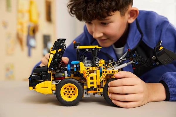 LEGO TECHNIC 42209 Volvo L120 Elhjullastare