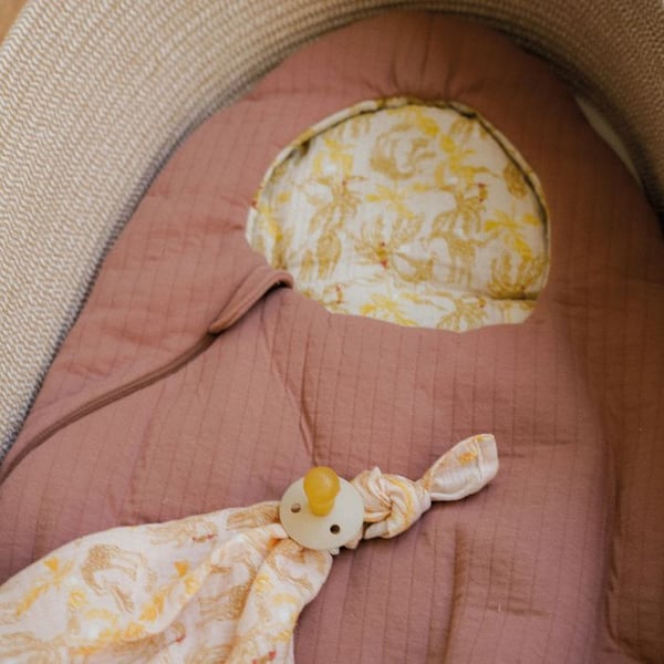 Vendbar babynest med ensfarvet/safarimønstret farve: pink 0-3 måneder