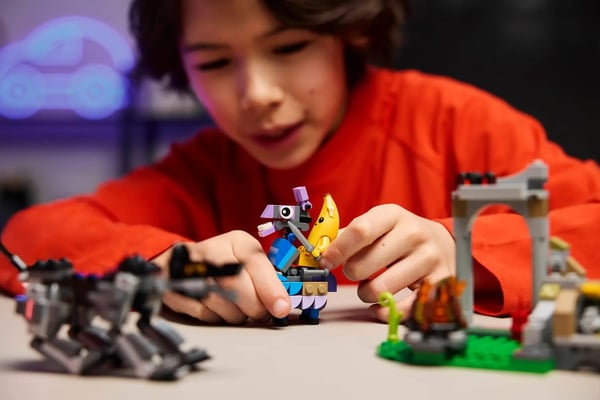 LEGO FORTNITE 77075 Peely & Sparkpluggs Läger
