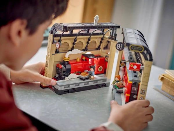 LEGO HARRY POTTER 76450 Kirjanurkkaus: Tylypahkan pikajuna