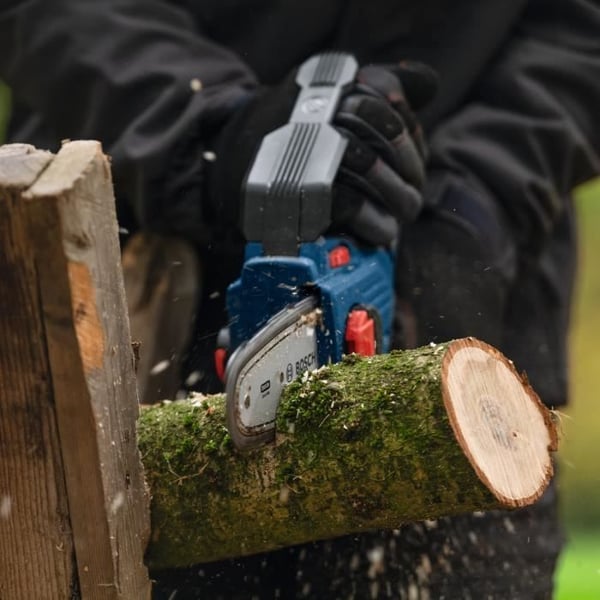 Bosch Professional 18V Motorsåg GKE 18V-15 (gör-det-själv-sågar upp till 13 cm. Borstlös motor. 15 cm hylsa) utan batteri
