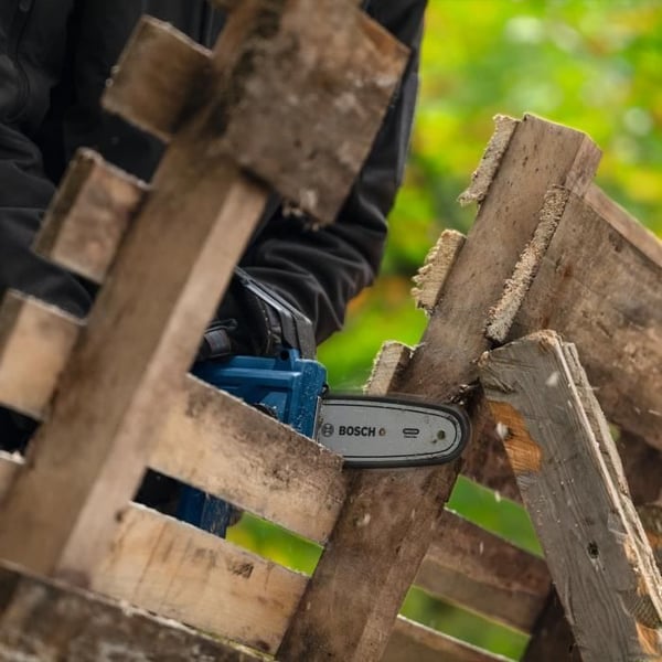Bosch Professional 18V Motorsåg GKE 18V-15 (gör-det-själv-sågar upp till 13 cm. Borstlös motor. 15 cm hylsa) utan batteri