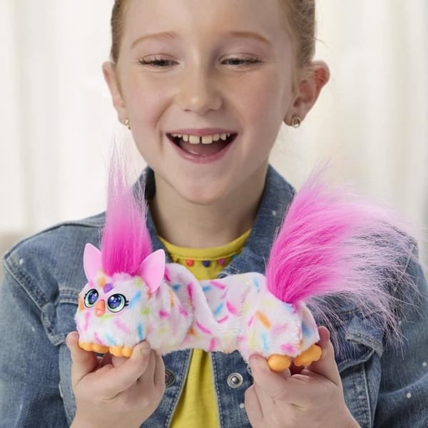 Furby DJ Furblets Bär-Cup-Cake. Mini elektronisk plysch. Barnleksak. 45 ljud och musik. Från 6 år.