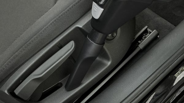 Bosch BSS711W varsi-imuri/sähköharja Akku, kuiva, pölypussiton, 0,3 l, musta, hopea, valkoinen