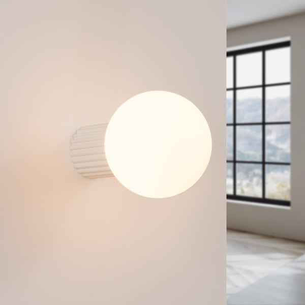 Moderne beige væglampe med rillet glas og hvid kugle til badeværelse eller entré 1xG9 8W IP44 halo Sollux Lighting