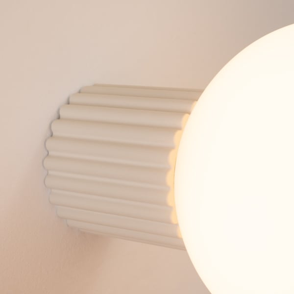 Moderne beige væglampe med rillet glas og hvid kugle til badeværelse eller entré 1xG9 8W IP44 halo Sollux Lighting