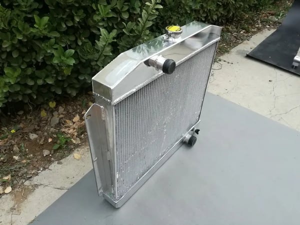 Aluminiumkøler, kerne størrelse 450 mm x 648 mm x 62 mm, øverste udløb 38 mm, nederste udløb 45 mm, kompatibel med Mercury W/Chevy 350 5.7 V8