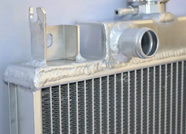 Aluminium Radiator, 40MM Kerne Størrelse, 2 Rækker, 28MM Indgang/Udgang, Inkluderer Universel Blæser, Manuel Transmission Kompatibel
