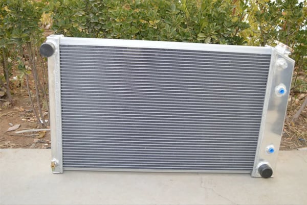 Aluminiumkøler, 4 Rækker, Kerne Størrelse 26,25" x 16,75" x 2,00", Samlet Størrelse 31,50" x 18,50" x 2,50", Indløbs/Udløbs Størrelse 1,50"