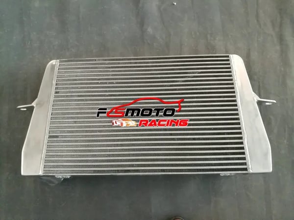 Aluminiumkøler, kerne størrelse 650mm x 308mm x 50mm, indløbs/udløbs størrelse 32mm, intercooler kerne størrelse 600mm x 400mm x 45mm, 4 rækker