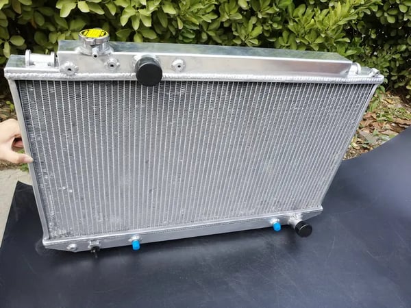 Alle aluminiumradiatorer, 2-række kerne design, kompatibel med manuel/automatisk transmission, holdbar legeringskonstruktion.