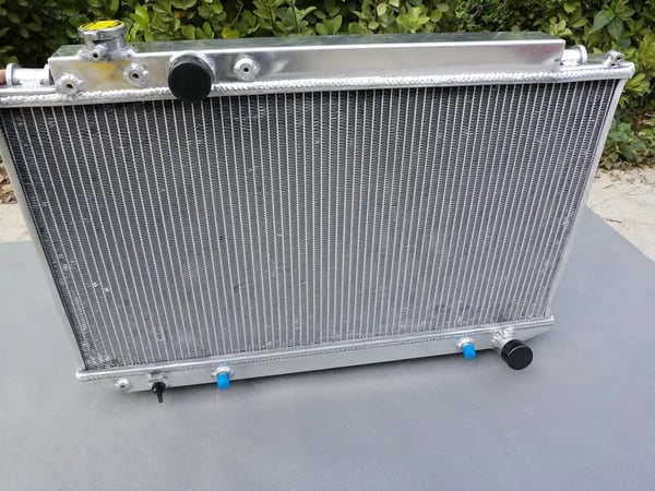 Alle aluminiumradiatorer, 2-række kerne design, kompatibel med manuel/automatisk transmission, holdbar legeringskonstruktion.