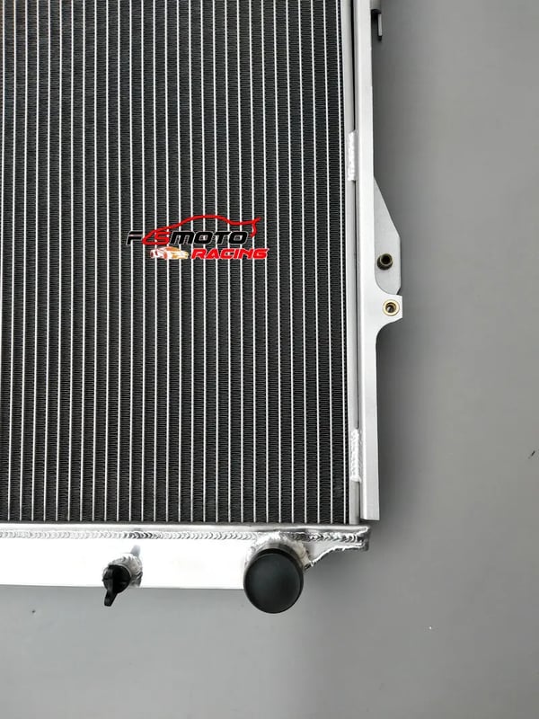 Aluminiumradiator, kerne størrelse 640mm x 575mm x 42mm, samlet størrelse 720mm x 680mm x 60mm, indløbs/udløbs diameter 38mm, rækkeantal 2